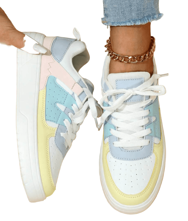 Sneakers femmes confortables à lacets, parfaites pour un look décontracté et tendance au quotidien.