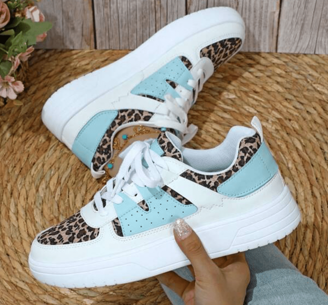 Profil latéral de sneakers femmes à lacets, offrant soutien, confort et un look urbain et élégant.