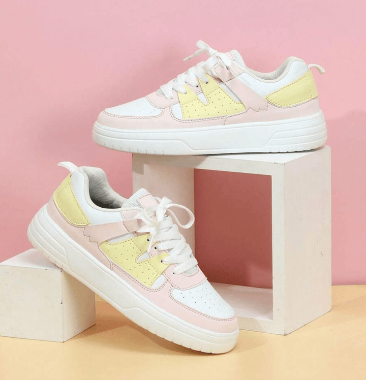 Détail de sneakers femmes à lacets, avec un design contemporain pour confort durable et touche mode.