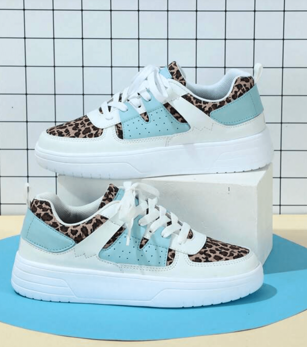 Chaussures sneakers à lacets pour femmes, offrant un confort optimal et un style moderne et polyvalent.