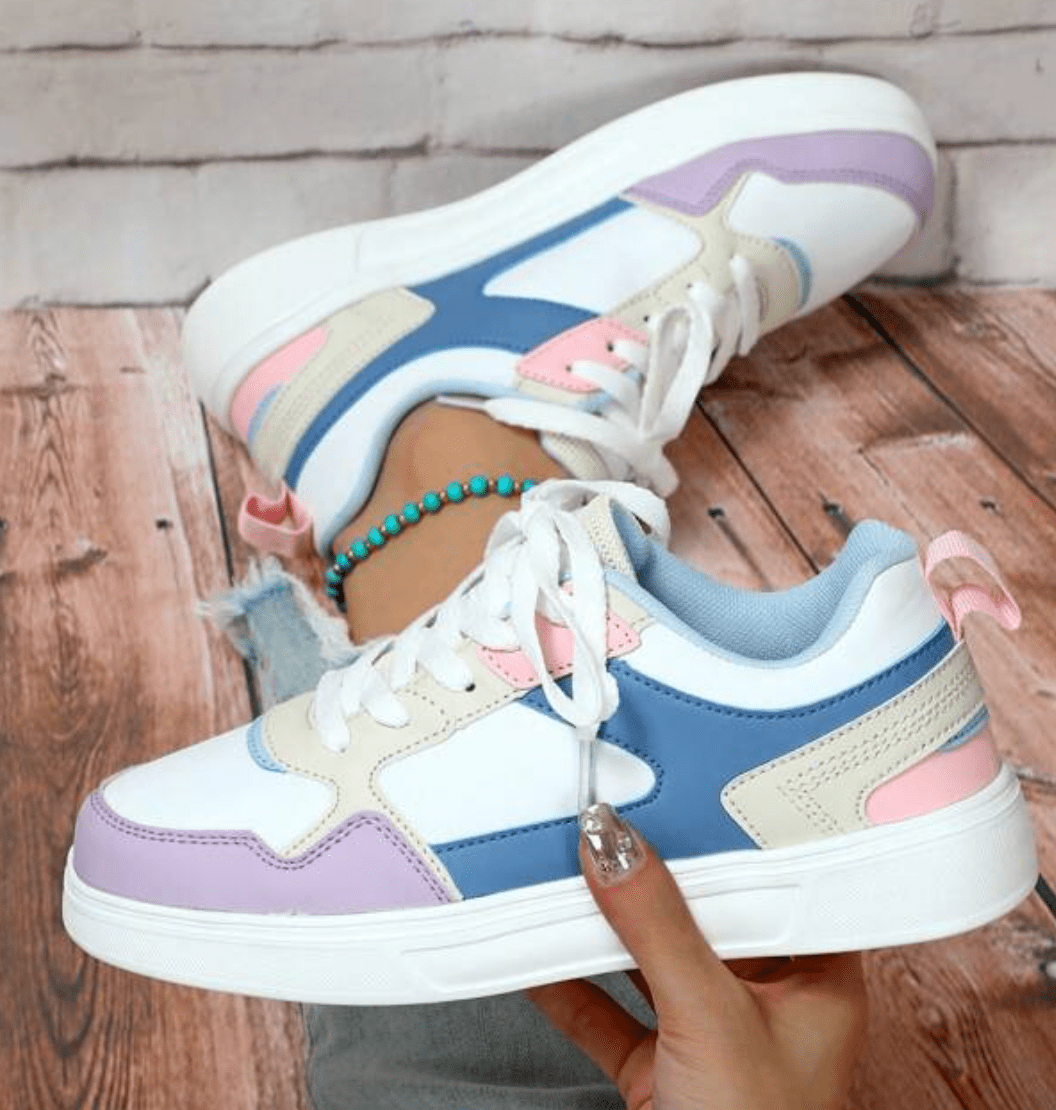 Sneakers femmes à lacets, alliant fonctionnalité et style, parfaites pour le bien-être et la mode au quotidien.
