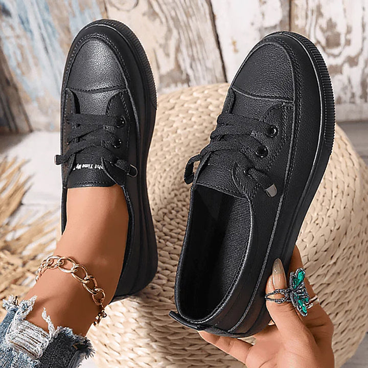 Chaussures sneakers femme beiges à lacets, alliant style et confort pour toutes vos tenues décontractées.