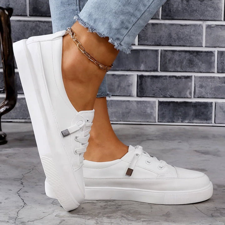Sneakers femme décontractées à lacets. Confortables et stylées, idéales pour un usage quotidien.