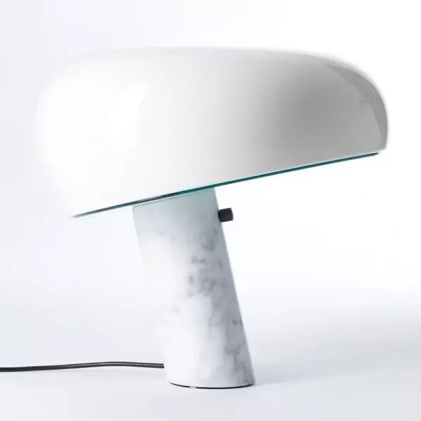 Luminaire de luxe à poser, style scandinave, avec base en marbre. Lumière d'ambiance chic.