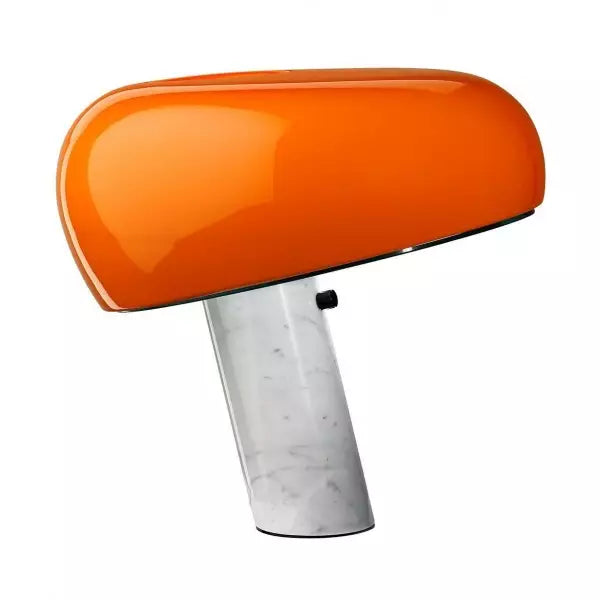 Lampe de bureau design contemporain, pièce maîtresse, socle marbre. Éclairage intérieur stylé.