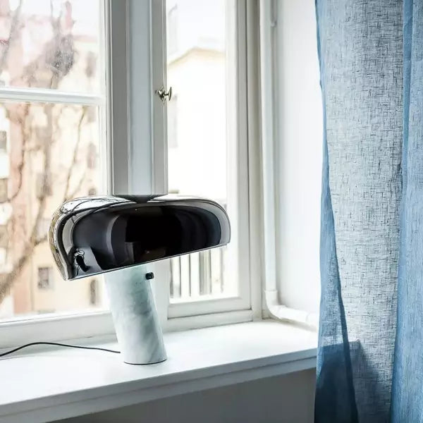 Lampe à poser luxe, design scandinave avec base en marbre. Parfait pour un éclairage d'ambiance raffiné.