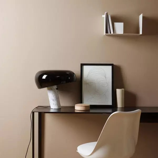 Lampe de bureau contemporaine, socle marbre de Carrare. Éclairage de qualité et style épuré.