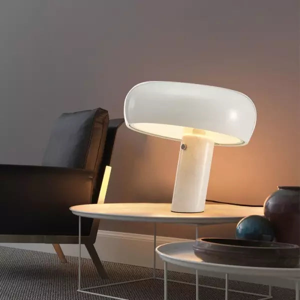 Lampe design iconique en marbre pour salon. Lumière d'ambiance et décoration intérieure chic.