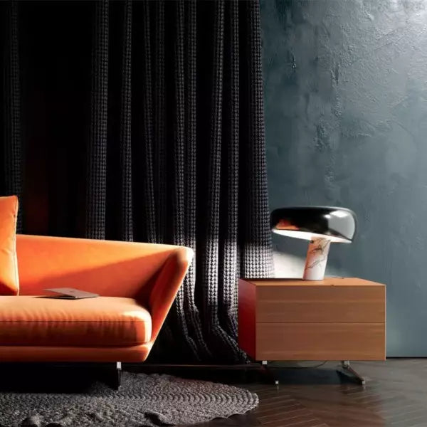 Pièce maîtresse: Lampe de table luxe, socle en marbre de Carrare, style contemporain et élégant.