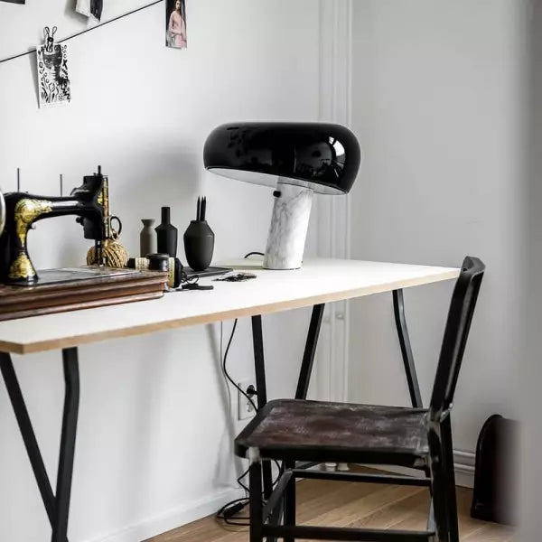 Luminaire de table design moderne, base marbre. Idéal pour éclairage bureau ou salon contemporain.
