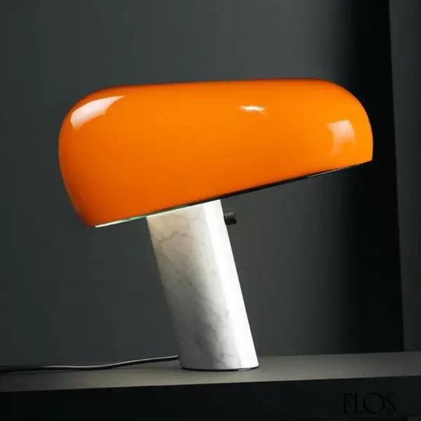 Lampe à poser scandinave avec socle en marbre. Lumière d'ambiance douce et raffinée.