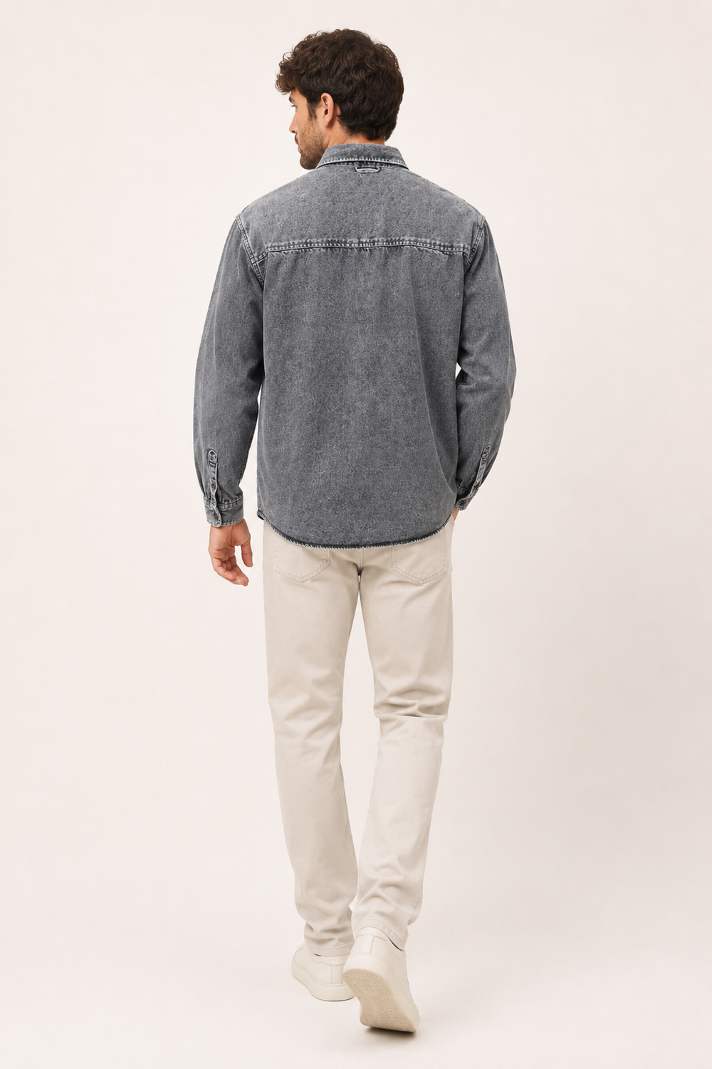Chemise en jean gris délavé pour homme, coupe classique, parfaite pour un style casual et masculin.