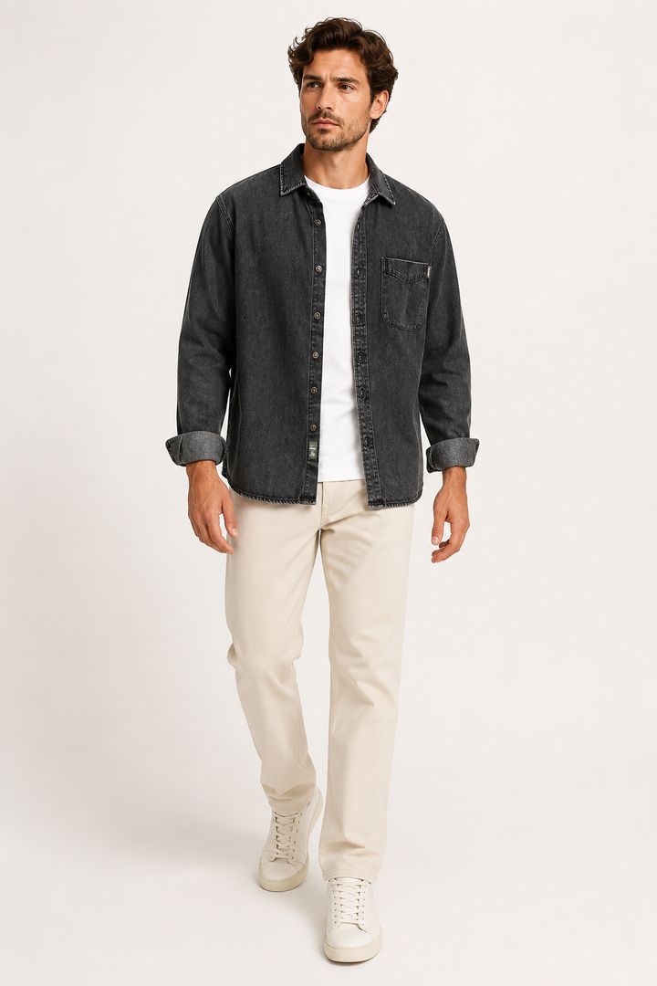 Chemise en jean homme, style vintage et décontracté, vêtement essentiel pour la mode automne-hiver.