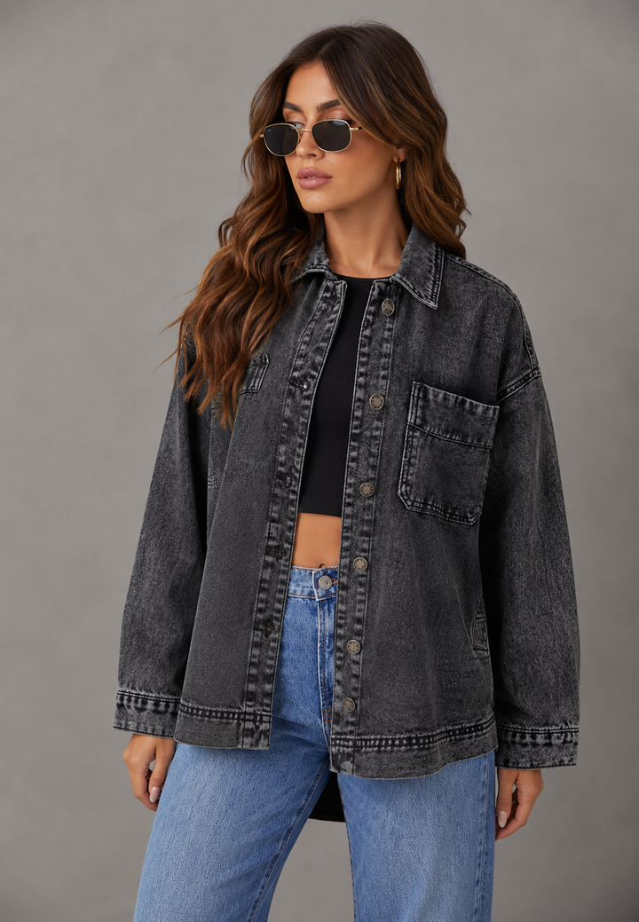 Chemise décontractée femme oversize à poche, vêtement mode polyvalent pour un style casual moderne.