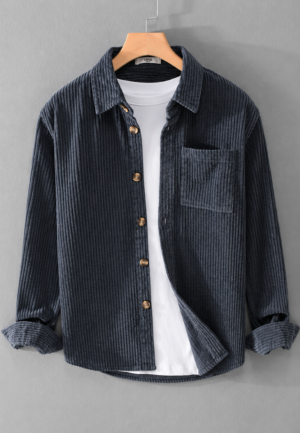 Surchemise décontractée pour homme, coupe ample beige. Vêtement automne, parfait pour la superposition et le confort.