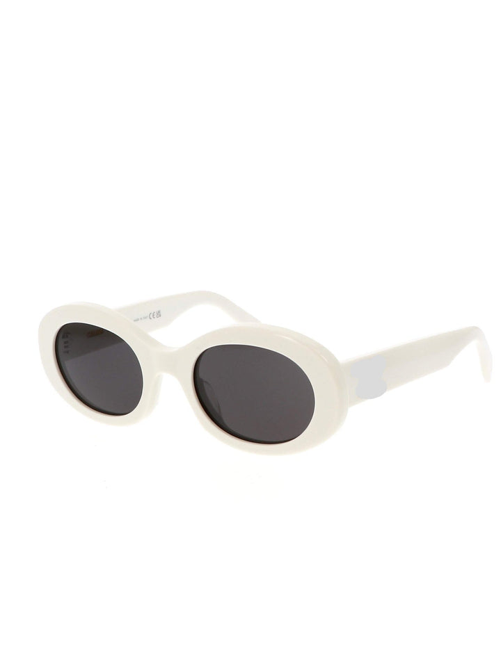 Élégantes lunettes de soleil ovales pour femmes. Protection UV et confort. Un accessoire de mode estival indispensable.