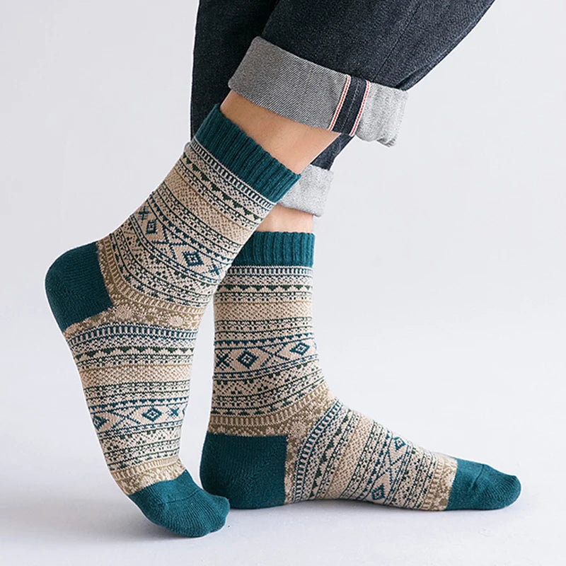 Paire de chaussettes hiver femme, motif scandinave authentique. Accessoire douillet idéal pour un confort chaleureux et la mode hiver.