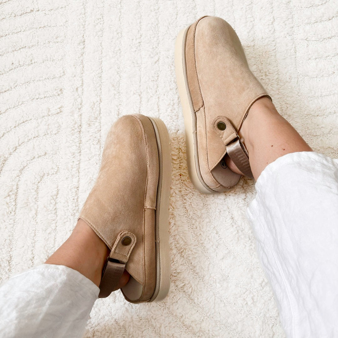 Chaussures sabots Mia pour femmes, alliant confort et élégance décontractée. Bride ajustable pour usage quotidien.