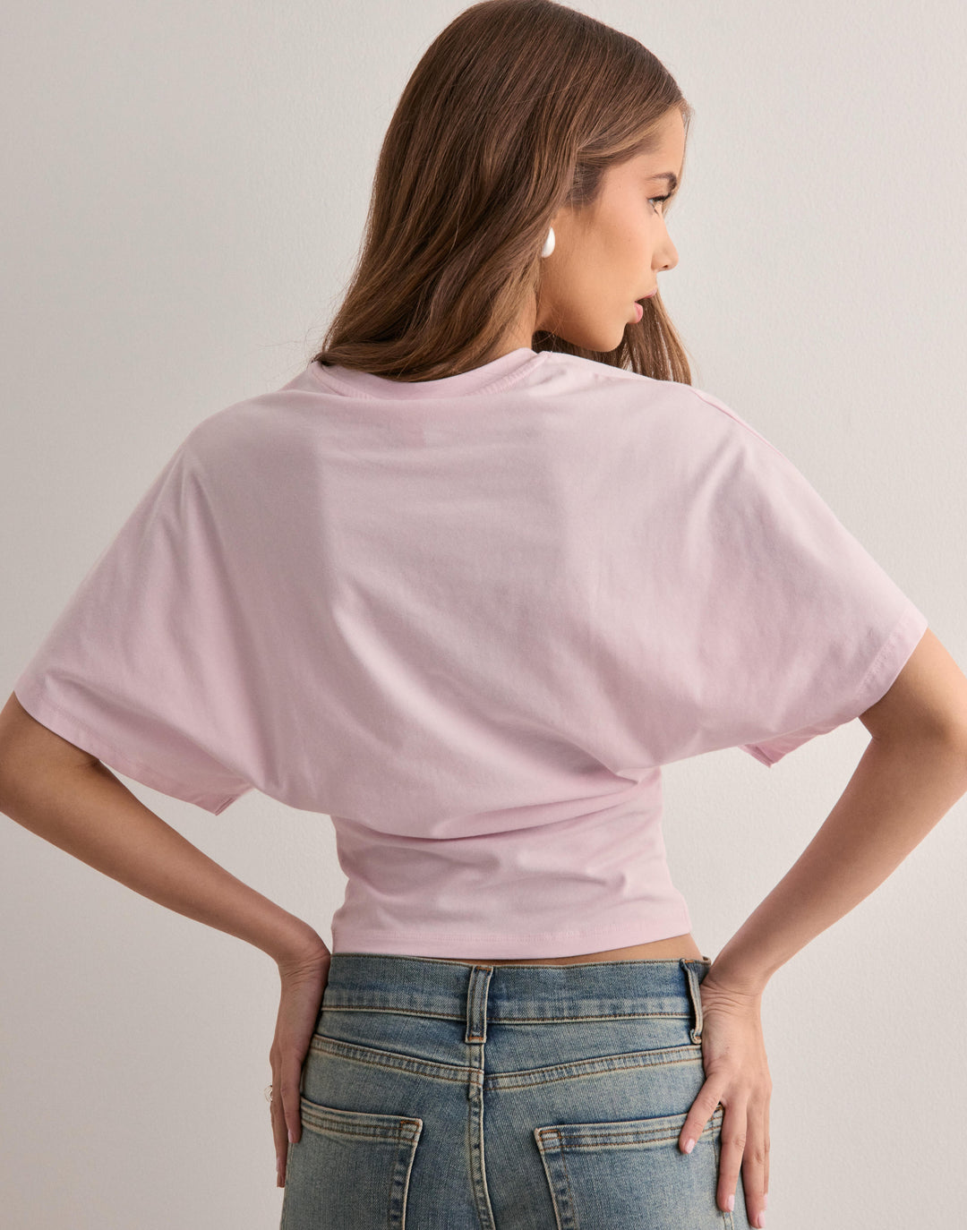 Découvrez ce t-shirt femme moderne avec ses manches évasées et sa coupe cintrée. Style décontracté chic.