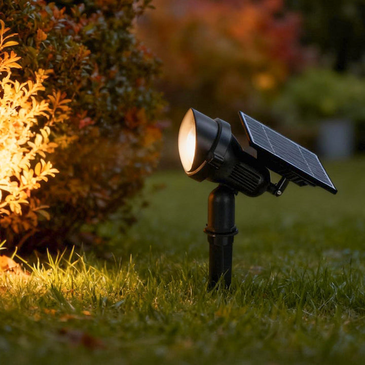 Gros plan sur la tête orientable d'un spot solaire LED extérieur pour diriger la lumière précisément.