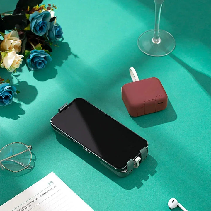 Smartphone en charge avec batterie externe USB-C 4000 mAh, assurant autonomie en déplacement.