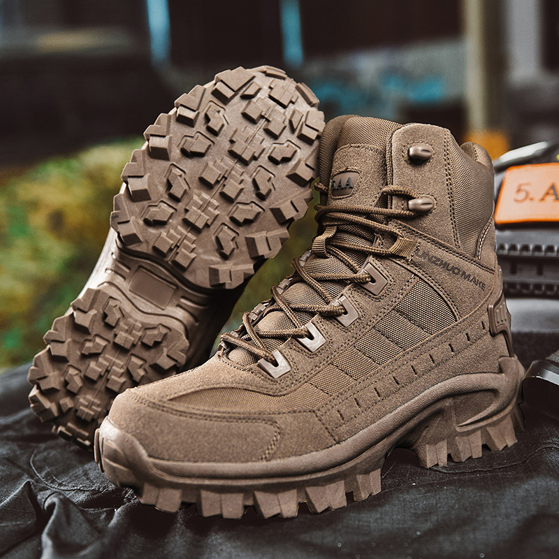 Bottes tactiques robustes pour homme, conçues pour la résistance et le confort extrême en extérieur.