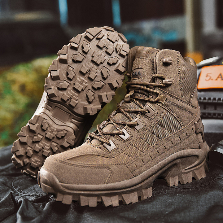 Bottes tactiques robustes pour homme, conçues pour la résistance et le confort extrême en extérieur.