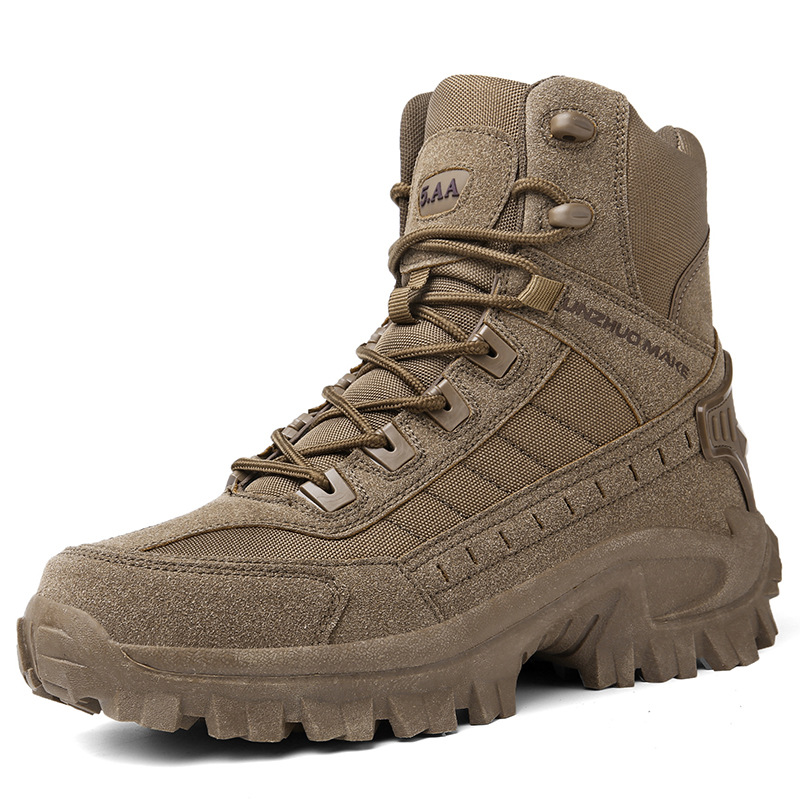 Bottes de travail robustes et imperméables, avec semelle antidérapante pour la sécurité.