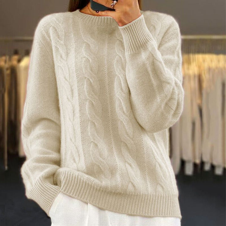 Gros plan sur un pull femme torsadé chic, texture riche et élégante. Vêtement d'hiver tendance et confortable.