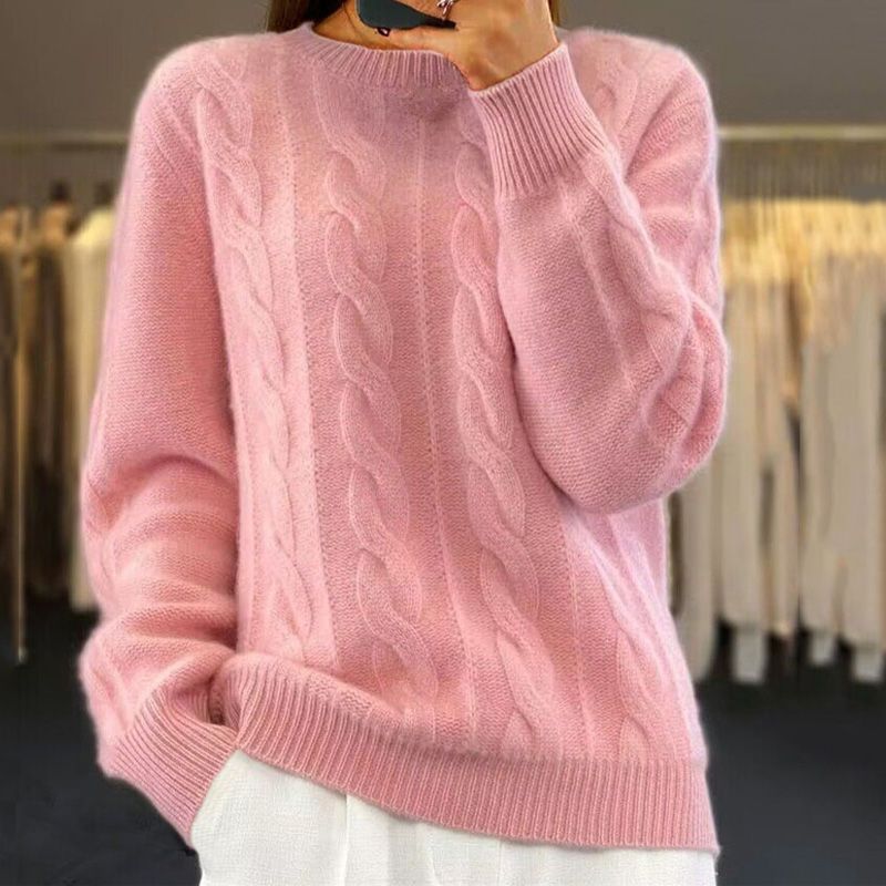 Vêtement femme : pull torsadé élégant et polyvalent. Chandail doux et confortable pour un look hivernal moderne.