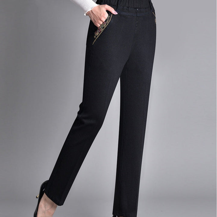 Jean femme grande taille, coupe droite classique, taille élastique. Très confortable pour un style quotidien élégant.