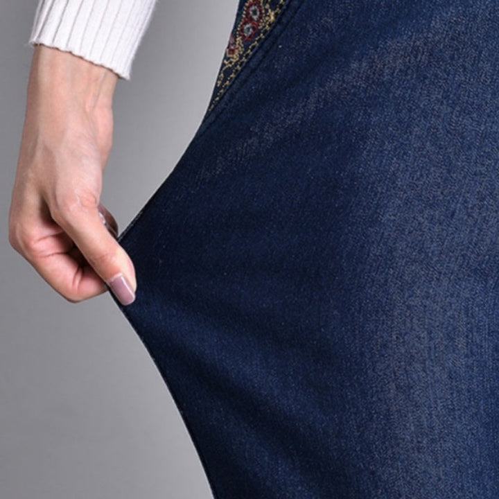 Jean femme confortable, coupe droite, taille élastique. Poches discrètes, idéal pour un look quotidien printemps-été.