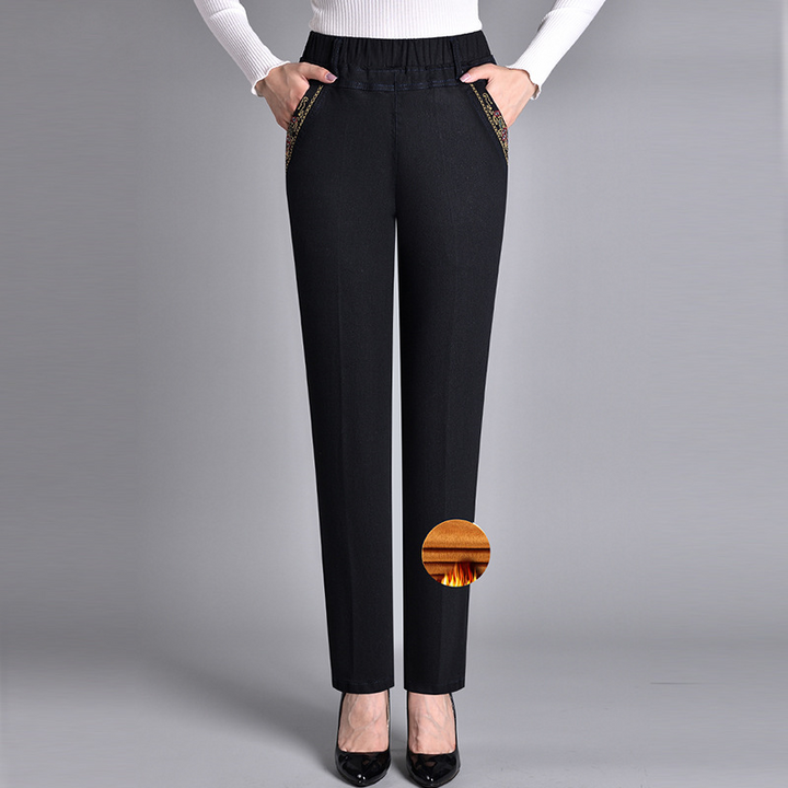 Jean femme taille élastique, coupe droite. Poches latérales pratiques, très confortable pour usage quotidien.