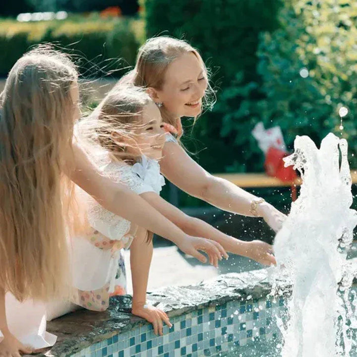 Pompe AquaFlex Pro animant une magnifique cascade de jardin, créant un décor aquatique extérieur relaxant.