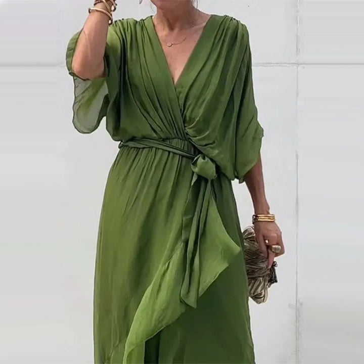 Robe femme Aceline tendance, décolleté V, style portefeuille, féminine et moderne pour toutes occasions.