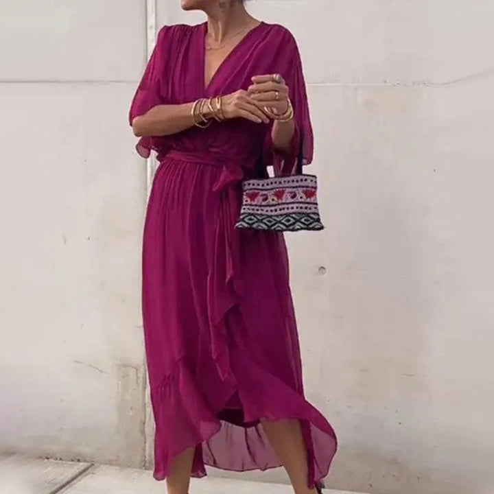 Robe portefeuille élégante, tissu fluide, décolleté V profond, style chic et féminin pour soirée.