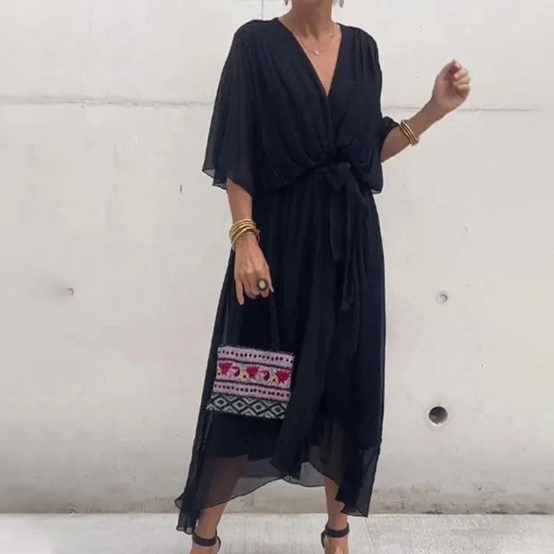 Femme portant la robe portefeuille Aceline, décolleté V, look tendance et élégant, parfaite pour la soirée.