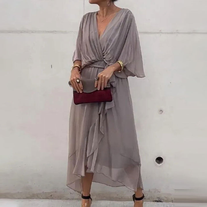 Robe portefeuille femme chic et moderne, décolleté V profond, idéale pour un look sophistiqué et féminin.