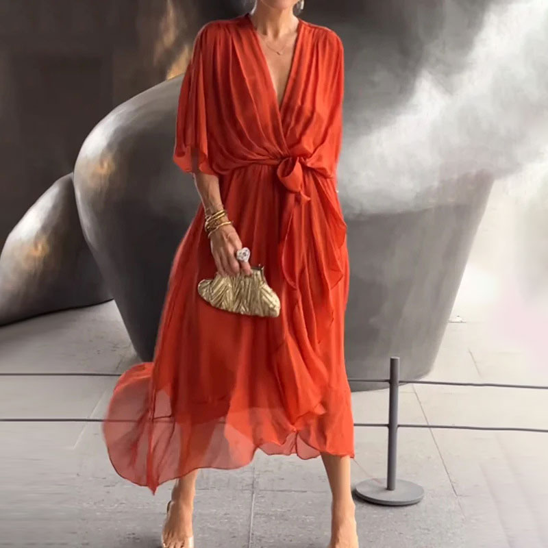 Robe portefeuille femme Aceline, coupe flatteuse et ajustable, met en valeur chaque silhouette avec grâce.