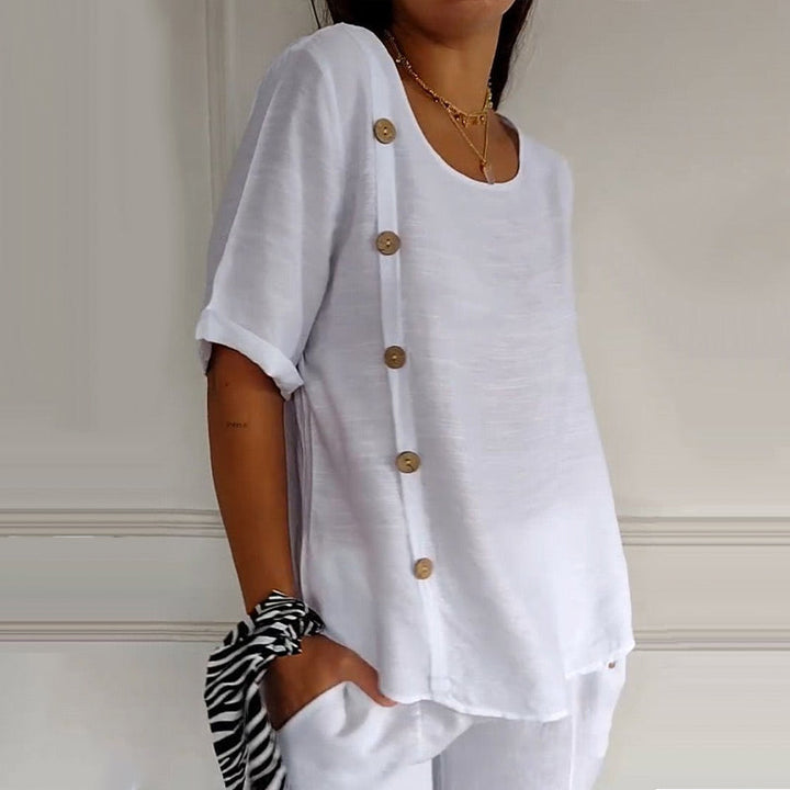 Blouse femme chic décontractée à col rond, manches courtes et boutons latéraux. Confort ample pour printemps/été.