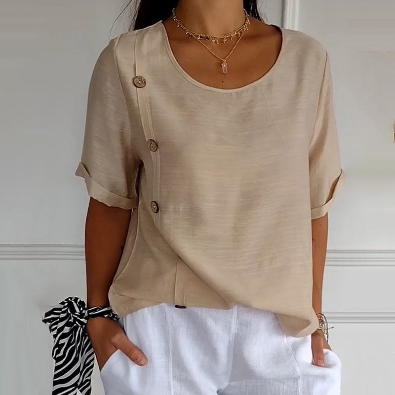 Blouse femme ample à col rond, boutons latéraux discrets. Parfaite pour un look chic décontracté en été et au printemps.