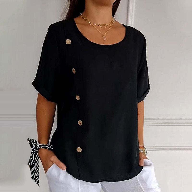 Blouse femme minimaliste à col rond et boutons latéraux. Design ample et élégant, parfaite pour printemps et été.