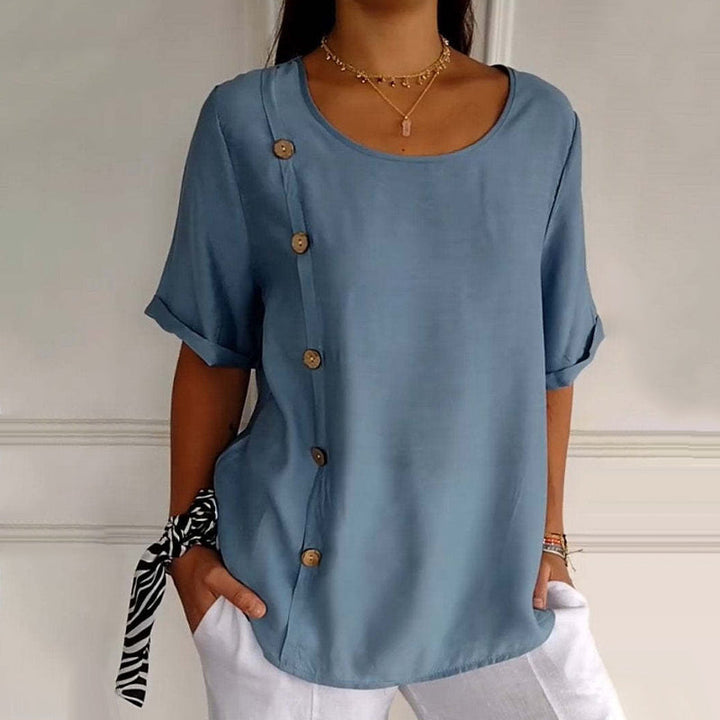 Mode femme: blouse ample décontractée chic, col rond, manches courtes, boutons latéraux. Idéale pour un look casual.
