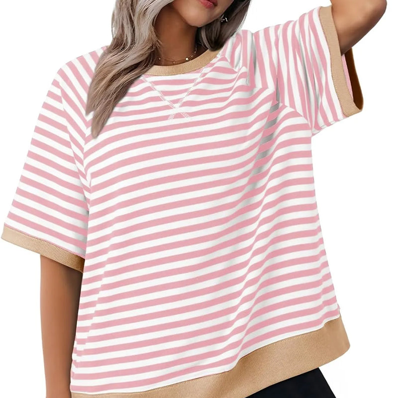 Mannequin portant un t-shirt rayé femme à manches courtes et col rond, look décontracté estival et élégant.
