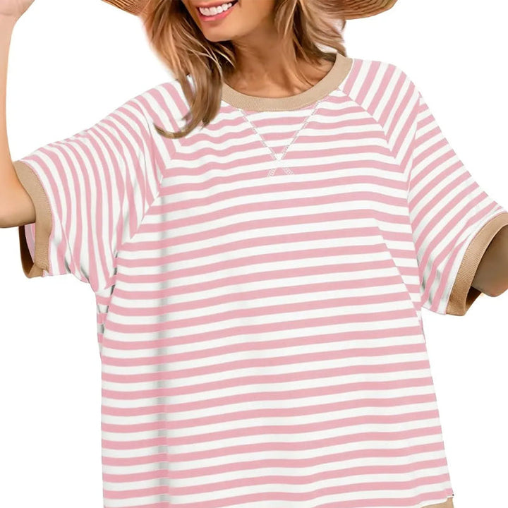 Gros plan sur le motif rayé d'un t-shirt femme confortable, idéal pour l'été et un style casual moderne.