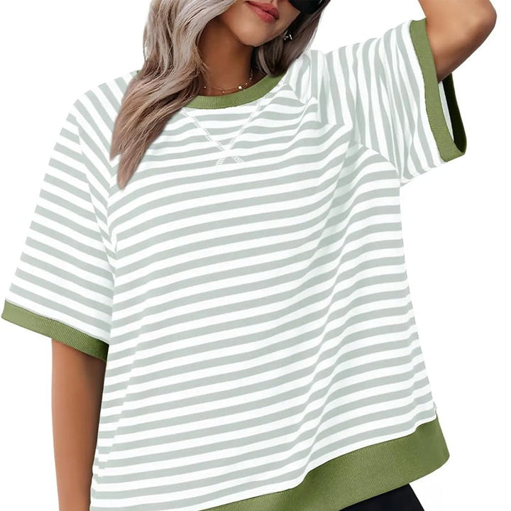 T-shirt femme à rayures, alliant confort et style chic pour toutes les occasions décontractées en été.