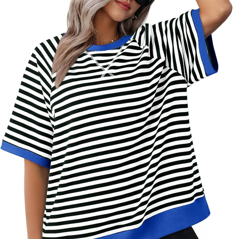 T-shirt femme rayé polyvalent pour un look casual chic au quotidien. Idéal pour le confort et la mode estivale.