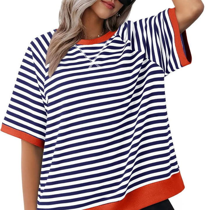Femme souriante portant un t-shirt rayé à col rond et manches courtes, look mode et estival, très confortable.