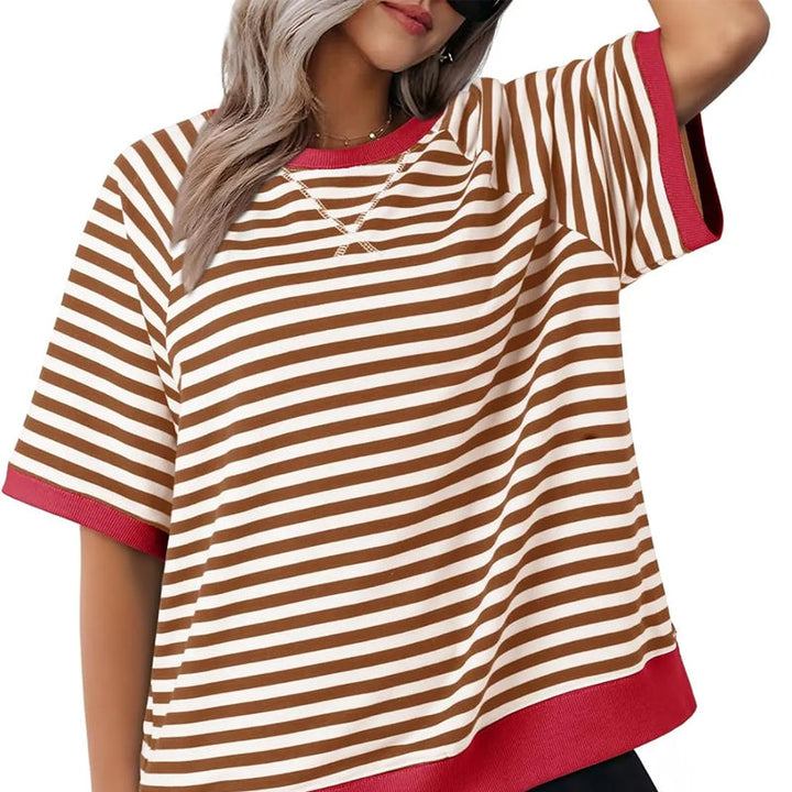T-shirt rayé femme confortable à col rond et manches courtes, parfait pour un style décontracté et chic d'été.