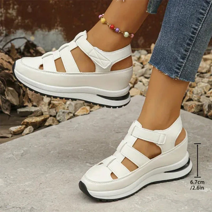 Sandales compensées femme, ajourées, respirantes, combinant confort et élégance pour l'été.